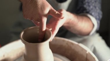 Potter sürahi burun oluşturur, Ayrıntılar ve ürünün işlevselliğini çalışır. El yapımı çamurdan şeklinde doğru yavaşça oluşturma hangi eller erkek sanatçı çalışır.
