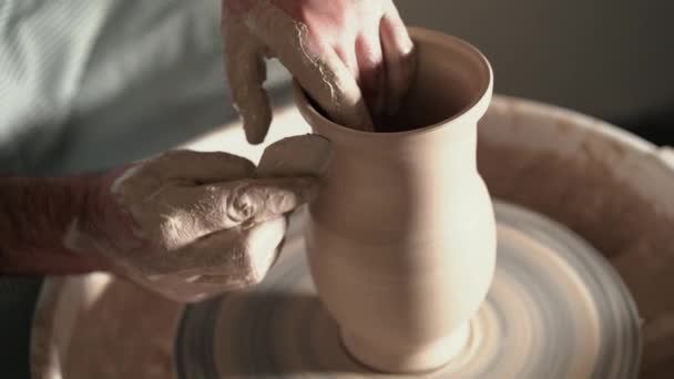 アーティストは、手作り粘土から形を正しく作成優しく手を動作します。伝統的な陶器を作り、先生のアート スタジオで陶芸の基礎を示しています — ストック動画
