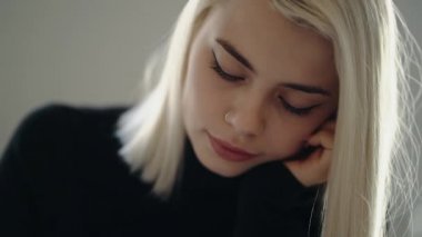Kitaplık veya ofis oturma ve çalışma kağıtları ya da kitaplar ile genç kız closeup portresi. Sarışın kadın ile mükemmel makyaj ve kısa saç modeli. Eğitim, iş kavramı.