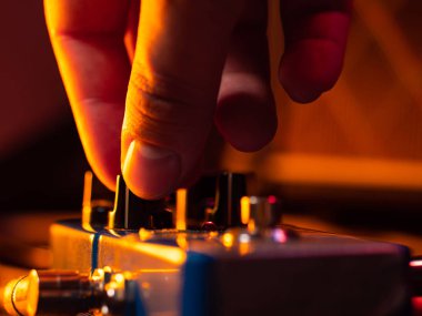 Sahne Alanı'nda konser sırasında en iyi müzik için müzisyen ayarlama gitar efekt pedal. Üzerinde farklı sesler için dokunarak gitarist. Makro görünümü.