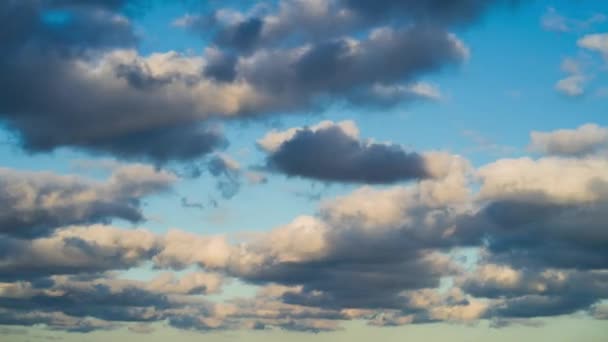 Clip de lapso de tiempo de nubes esponjosas sobre el cielo azul. Cielo fondo — Vídeo de stock