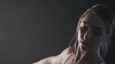 güzel genç bale dansçı siste siyah arka plan üzerine. Balerinler yüz portresi kapatın. Ağır çekim