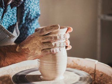 Yapma, geleneksel çanak çömlek adam öğretmen Sanat Atölyesi seramik temelleri gösterilmektedir. Eller, el yapımı çamurdan şeklinde doğru yavaşça oluşturma hangi sanatçı çalışır.