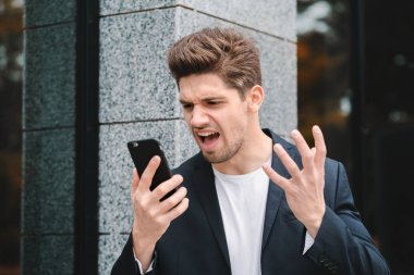Cep telefonu çığlık iş adamı. Sinir krizi çığlık öfke, stres yönetimi, ruhsal sıkıntı sorunları, kaybeden öfke, başarısızlık bir tepki olarak, iş yerinde sahip.