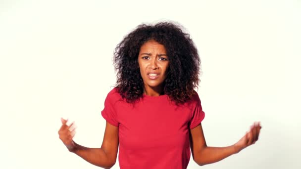 Wütend genervte Frau hebt die Hand nach oben, um zu sagen, was. Missverständnisse, Meinungsverschiedenheiten, unangenehme Überraschungen. Afro-Mädchen Mimik, Emotionen und Gefühle. Körpersprache. — Stockvideo