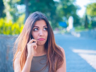 sürpriz kız telefonda çarpıcı haberler duydum. Dedikoducu kız. Kadın smartphone üzerinde konuşuyor. Güzel iş kadını sokakta. Duygular, teknoloji kavramı.