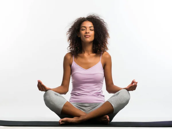 Mujer Afroamericana Feliz Deportes Cómodos Llevar Meditando Estera Sobre Fondo —  Fotos de Stock