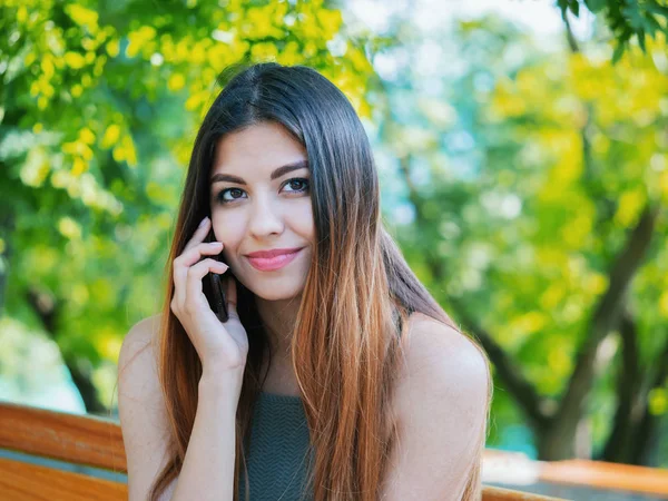 Kobieta Mówiąc Jej Telefon Technologia Pojęcie Smartphone Kobiety Mają Rozmowy — Zdjęcie stockowe