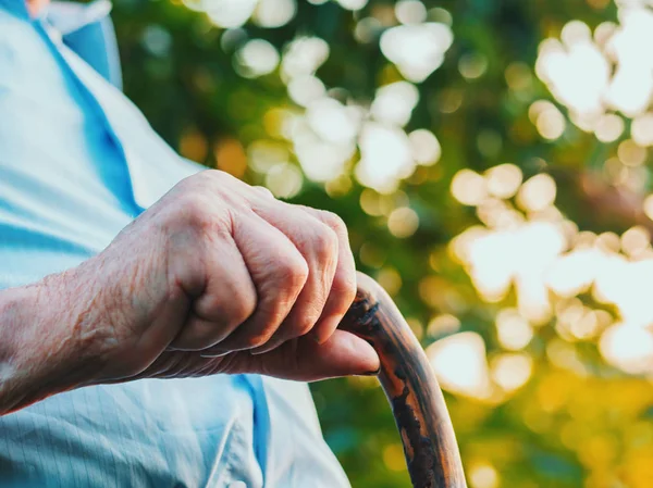 Las Manos Del Viejo Arrugado Cruzadas Palo Primer Plano Abuelo — Foto de Stock