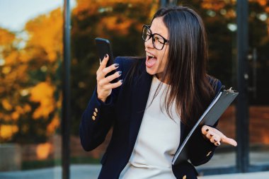 İşkadını üstünde hareket eden telefon çığlık. Sinir krizi çığlık öfke, stres yönetimi, ruhsal sıkıntı sorunları, kaybeden öfke, başarısızlık bir tepki olarak, iş yerinde sahip.