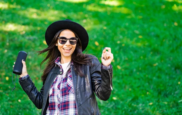 Felice Razza Mista Giovane Donna Che Ascolta Musica Con Altoparlante — Foto Stock