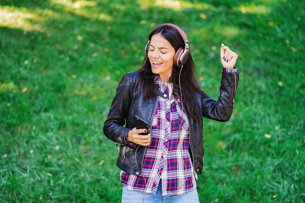 Belle Jeune Femme Métissée Écoutant Musique Sur Écouteurs Avec Smartphone — Photo