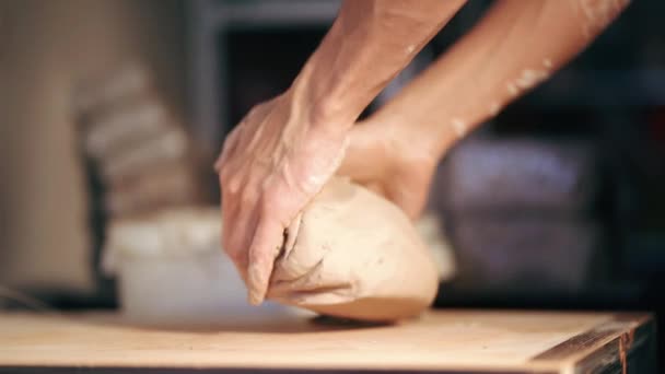 Artisan potter bereidt materiële klei voor aardewerk. Man kneed klei voor molding — Stockvideo