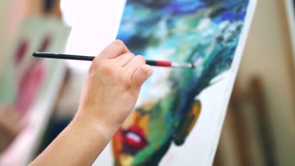 Womans artysta ręce rysunek obraz farbami olejnymi na płótnie. — Wideo stockowe