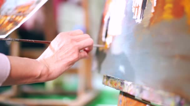 Drawing process on canvas with oil paint. Unrecognizable artist paints on easel. — Stock Video
