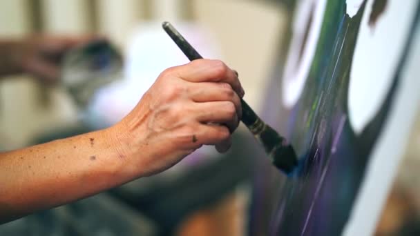 Tuval üzerine yağlı boya ile resim çizim Womans sanatçı eller. — Stok video