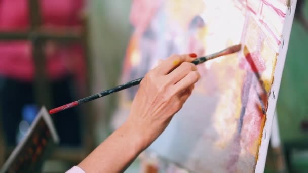 Femme peint une peinture sur toile. Académie des arts ou école de dessin . — Video