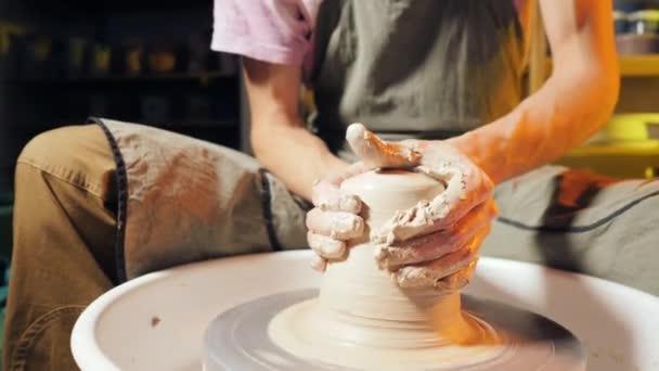 Werken van proces van mans werk bij pottenbakkers wiel in het kunstatelier. Onbekende ambachtsman creëert kruik. Focus op handen alleen. Kleine bedrijven, talent, uitvinding, inspiratie concept. Dolly schot — Stockvideo