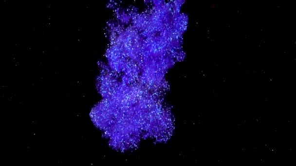Фіолетове чорнило у воді. Фіолетова блискуча фарба, що реагує у воді, створює абстрактні хмарні утворення на чорному тлі. Повільний рух — стокове відео