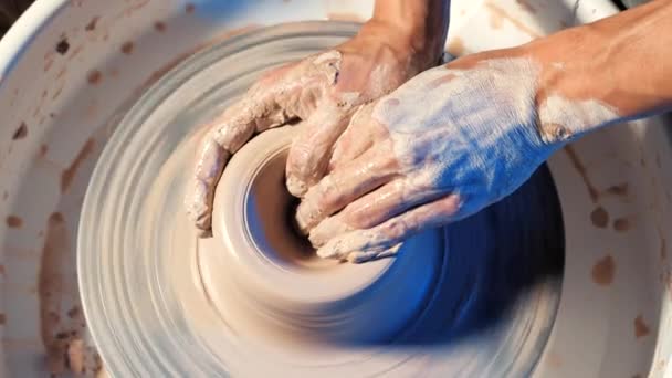 Het creëren van aardewerk en pottenbakken concept. Ervaren mannelijke pottenbakkers handen creëren prachtige clay product - bowl - met behulp van professionele gereedschappen. Getinte filmische, ambachtelijke fabriek authentiek — Stockvideo