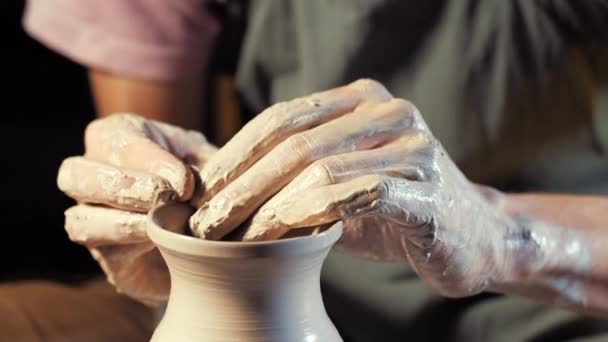 Potter crea la nariz de la jarra, trabaja en los detalles y la funcionalidad del producto. Artista masculino opera las manos, que suavemente la creación de forma correcta hecha a mano de arcilla . — Vídeo de stock