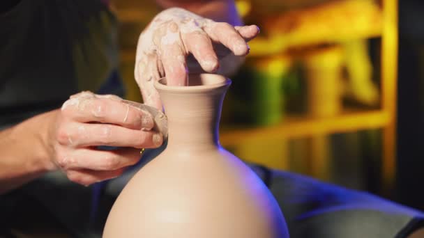 Il processo feriale di lavoro di uomini a ruota di ceramisti in studio artistico. Artigiano sconosciuto crea brocca. Concentrati solo sulle mani. Piccole imprese, talento, invenzione, concetto di ispirazione . — Video Stock