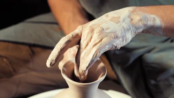 Unbekannter Handwerker stellt Krug her. konzentrieren sich nur auf die Hände. Kleinunternehmen, Talent, Inspirationskonzept. Blick aus der Vogelperspektive. Arbeitsprozess der Menschen an der Töpferscheibe im Kunstatelier — Stockvideo