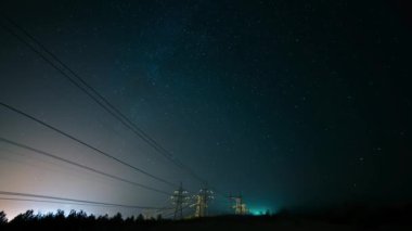 Yıldız ile inanılmaz gece gökyüzü Samanyolu uzun pozlama timelapse güç hattı üzerinden geçen. Güzellikler görünümü. Doğa şehir dışında. Astro fotoğraf.