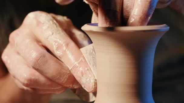 Artista opera las manos, que suavemente la creación de forma correcta hecha a mano de arcilla. Fabricación de cerámica tradicional, profesor muestra los fundamentos de la cerámica en el estudio de arte . — Vídeo de stock