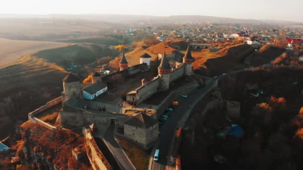 Luchtfoto van Kamianets-Mohelerpodolsc Fort in Oekraïne. Kasteel gebouwd in de 14e eeuw op de Smotrych rivier. Architectuur van de Middeleeuwen in onze tijd. Travel concept. Herfst sunflares licht — Stockvideo