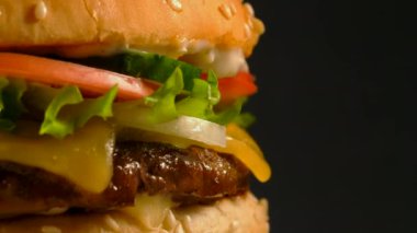 Lezzetli sığır eti burger patty, soğan, sebze, eritilmiş peynir, marul ve mayonez sos ızgara. Amerikan fastfood, sağlıksız şişman önemsiz lezzetli yiyecek konsepti.