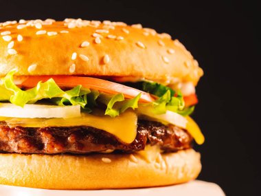 Lezzetli sığır eti burger patty, soğan, sebze, eritilmiş peynir, marul ve mayonez sos ızgara. Amerikan fastfood, sağlıksız şişman önemsiz lezzetli yiyecek konsepti