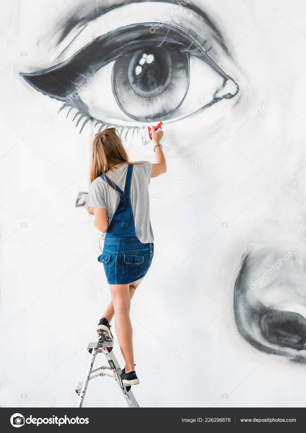 Cara De Dibujo Del Artista De Graffiti De Mujer Hermosa Con La