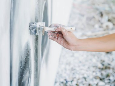 Grafiti sanatçısı çizim beyaz boya üzerinde Street Duvar ile. El fırça ile. Açık havada sanat kavramı.