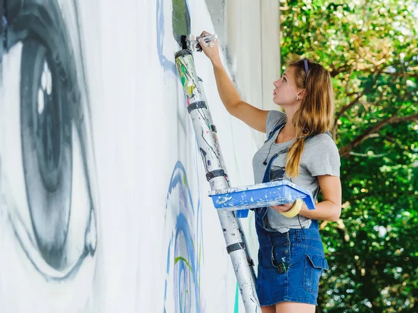 Graffiti Artist Drawing Face Beautiful Woman Paint Street Wall Female — Stock Photo, Image