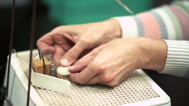 Fechar-se de mãos femininas que trabalham com o vidro na máquina de moedura. Vidro de polimento para obras de arte. Hobby, artes, conceito de cultura — Vídeo de Stock