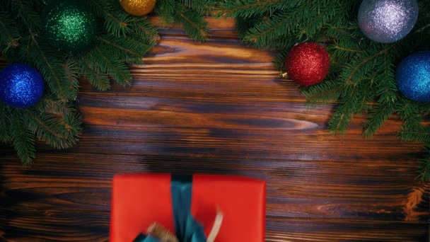 Primer Plano Mujer Sosteniendo Caja Regalo Navidad Roja Con Cinta — Vídeo de stock