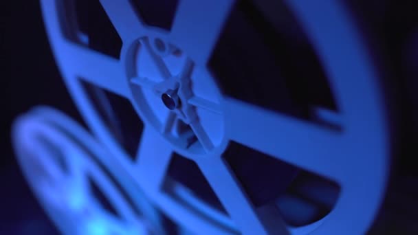 旧的8毫米电影放映机在夜间用蓝光在黑暗的房间里放映电影 卷轴的特写镜头 慢动作 复古物品 电影概念 — 图库视频影像