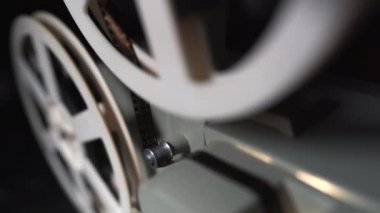 Bir makara Close-up. Eski 8 mm projektör gösteren sinema geceleri karanlık odada film. Ağır çekim. Vintage retro nesneleri, Sinematografı kavramı.