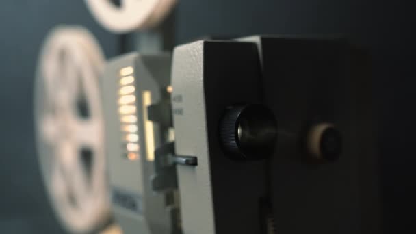 Oude Film Projector Lens Spelen Donkere Kamer Close Vintage Objecten — Stockvideo