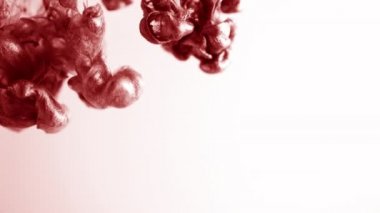 Kırmızı boya su karıştırma. İpeksi metalik renk mürekkep su altında dönen bulut. Soyut duman patlama geçişleri, projelere, sanat beyaz arka plan eklendi olarak kullanılabilir