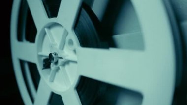 Makara iplik, yakın çekim. Eski 8 mm projektör gösteren sinema geceleri karanlık odada film. Ağır çekim. Vintage retro nesneleri, Sinematografı kavramı