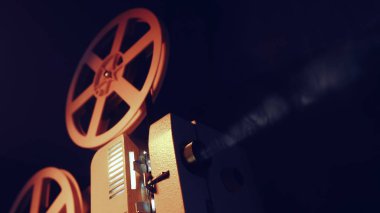 Vintage nesneleri Sinematografı kavramı. Karanlık odada oynayan retro film projektör. Işık demeti projelendirme eski moda antika süper 8 mm film projektör