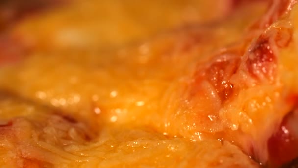 ピザのスライスを取って手チーズ滴下を溶かした ファーストフードのコンセプトです 不健康な栄養物の食事療法誘惑のシンボルとしてピザ 心臓に悪い食べ物 マクロの表示 — ストック動画
