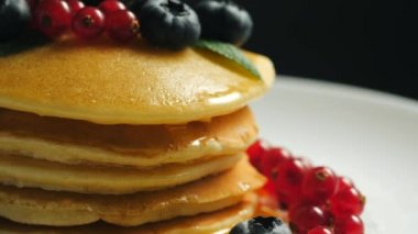 Ev yapımı kek ya da krep yığını orman meyveleri - kırmızı kuş üzümü, blackberry ve yaban mersini ile üst süslenmiş. Klasik Amerikan kahvaltı lezzetli, sağlıklı. Yan görünümü. Yakın çekim