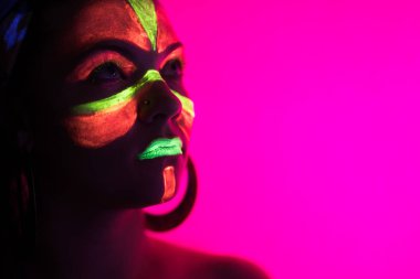 Moda neon ışık seksi dansçı. Ultraviyole ışık altında parlayan floresan makyaj. Gece kulübü, parti, Cadılar Bayramı psychedelic kavramları. Uv resim gizemli kadınla