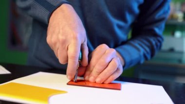 Adam gelecekteki duvar veya vitray pencere cam kesici detaylarla keser. Esnaf Renkli Cam eritme tekniği atölye içinde çalışır. Hobi, sanat, kültür kavramı