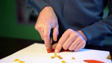 Adam gelecekteki duvar veya vitray pencere cam kesici detaylarla keser. Usta Renkli Cam eritme tekniği atölye içinde çalışır. Hobi, sanat, kültür kavramı
