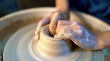 Yapma, geleneksel çanak çömlek adam öğretmen Sanat Atölyesi seramik temelleri gösterilmektedir. Sanatçı eller, çamurdan el yapımı sürahi hangi oluşturma düzgün şekilli yavaşça çalışır