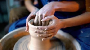 Eller kil sürahi potters tekerlek üzerinde yapma aşık genç çiftin. Romantik Tarih insanlar şehvetli görüntüleri. Çanak çömlek eğitim kavramı. Ağır çekim.